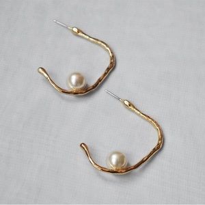 Minimalist hoop pearl earrings
